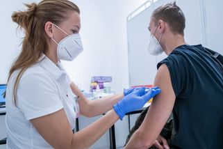 Kritika opozice: Fialova vláda jde proti trendu. A říká, že vakcíně nevěří - Seznam Zprávy